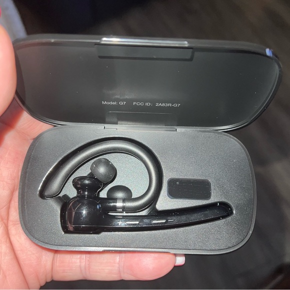 Black wireless headset. - Picture 1 of 6